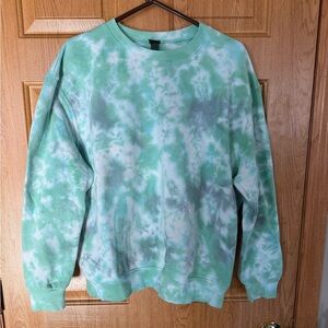 Wild fable tye-dye crew neck size small